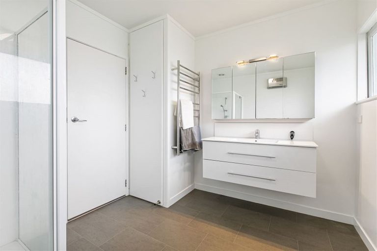 Photo of property in 24 Holdaway Avenue, Northcote, Auckland, 0627