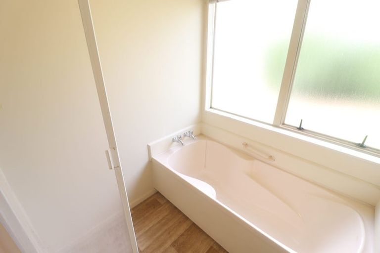 Photo of property in 6 Silkwood Grove, Totara Heights, Auckland, 2105