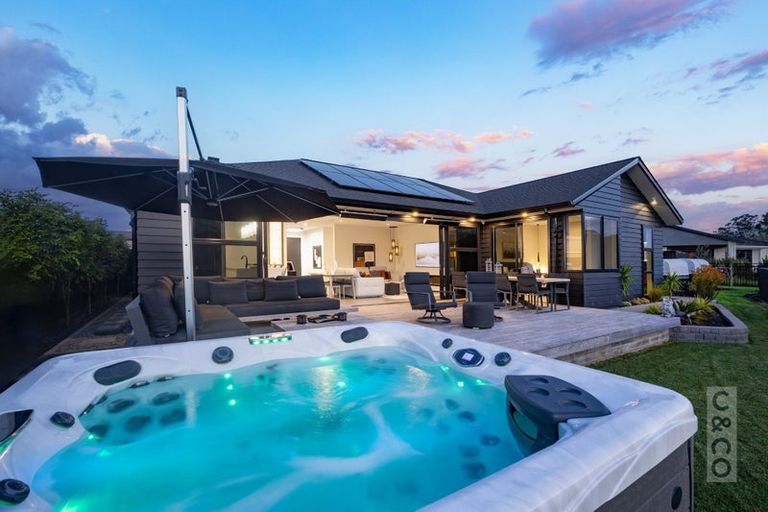 Photo of property in 21 Vogwill Road, Kumeu, 0810