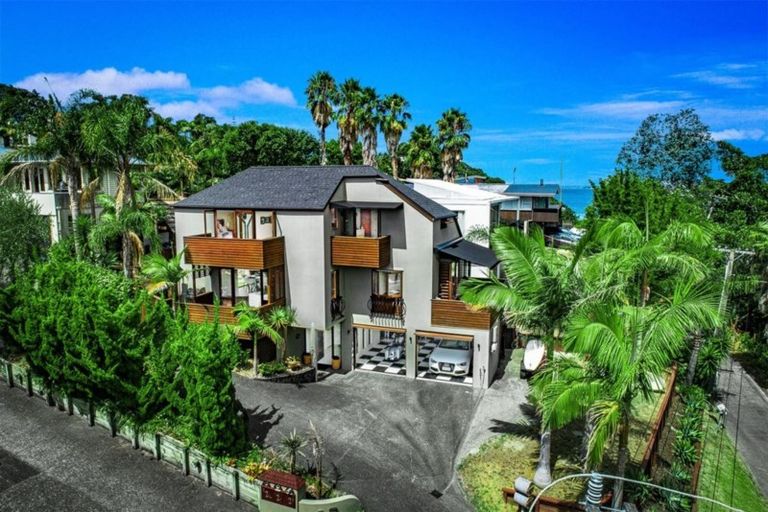 Photo of property in 2/4 The Esplanade, Castor Bay, Auckland, 0620