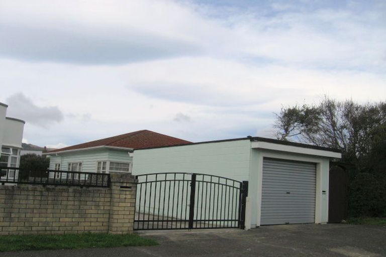 Photo of property in 6 Cambridge Street, Tawa, Wellington, 5028