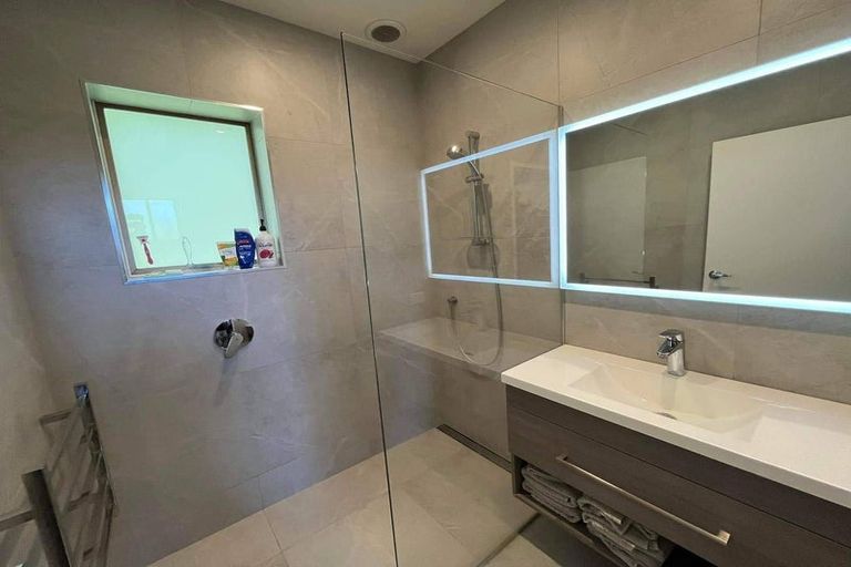 Photo of property in 1/48 Ravenwood Drive, Forrest Hill, Auckland, 0620