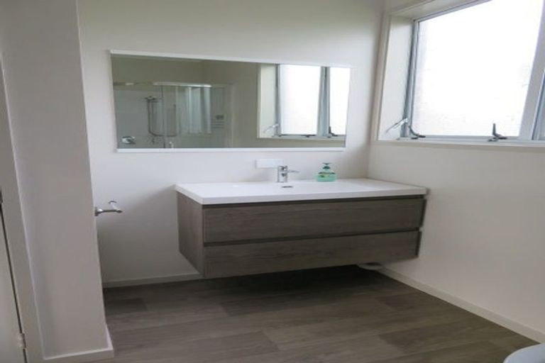 Photo of property in 16 Chipping Dale, Mangere Bridge, Auckland, 2022