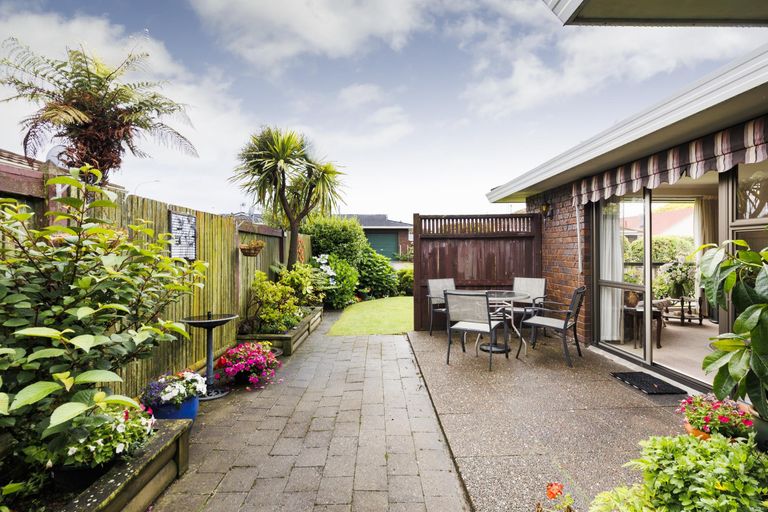 Photo of property in 2 Huhana Court, Hokowhitu, Palmerston North, 4410