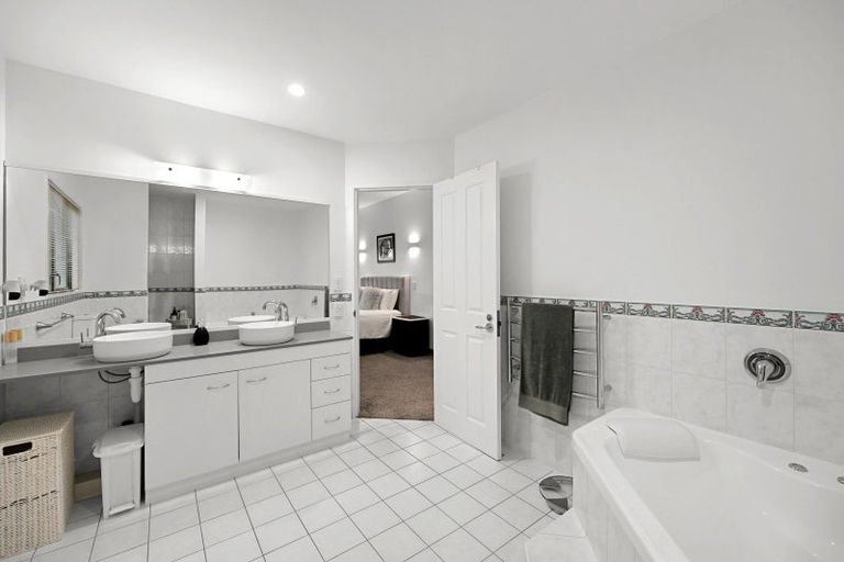 Photo of property in 2 Minchin Crescent, St Andrews, Hamilton, 3200