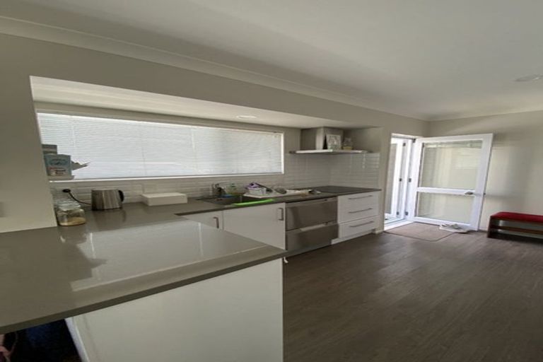 Photo of property in 118 Lakeside Drive, Orewa, 0931