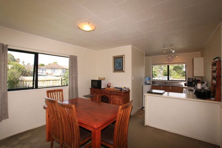 Photo of property in 1/7 Barbados Drive, Unsworth Heights, Auckland, 0632