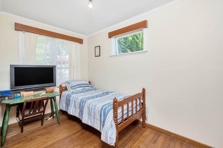 Photo of property in 102 Sunnyside Road, Sunnyvale, Auckland, 0612