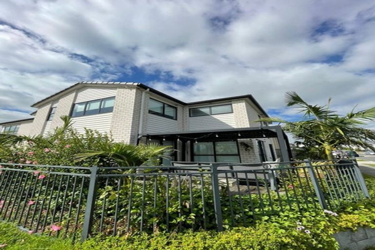 Photo of property in 35 Cloonlyon Drive, Flat Bush, Auckland, 2019