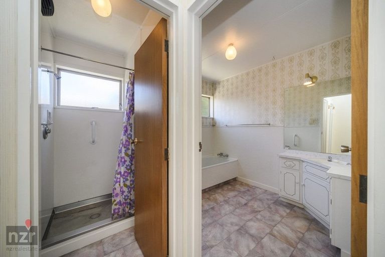 Photo of property in 24 Wikiriwhi Crescent, Awapuni, Palmerston North, 4412