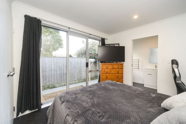 Photo of property in 56 Exeter Crescent, Takaro, Palmerston North, 4412