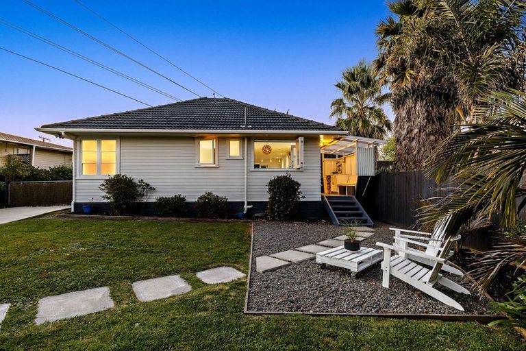 Photo of property in 9 Devon Street, Te Atatu South, Auckland, 0610