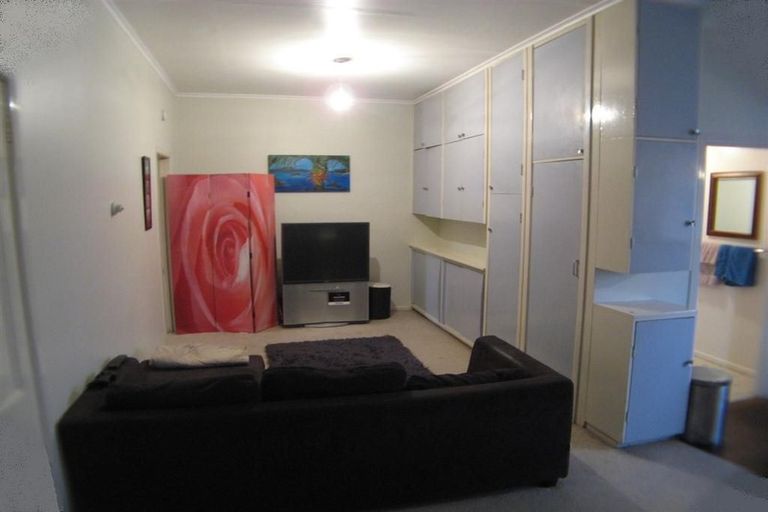 Photo of property in 51 Onewa Road, Northcote, Auckland, 0627