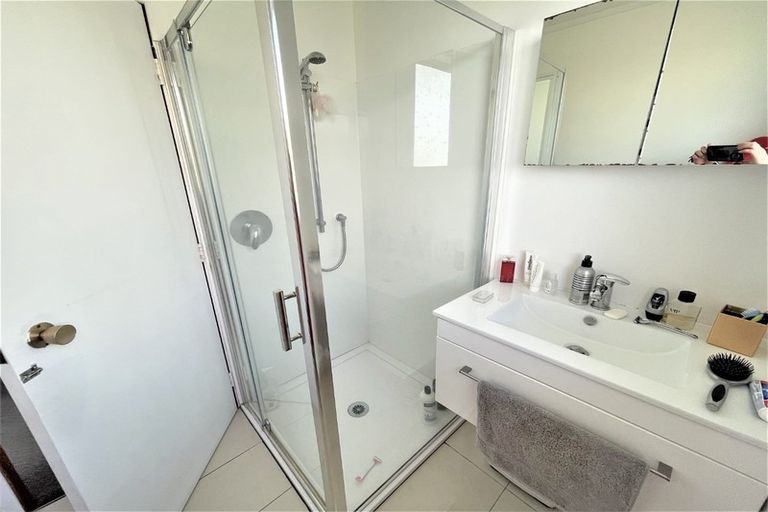 Photo of property in 10 Hewlett Road, Massey, Auckland, 0614