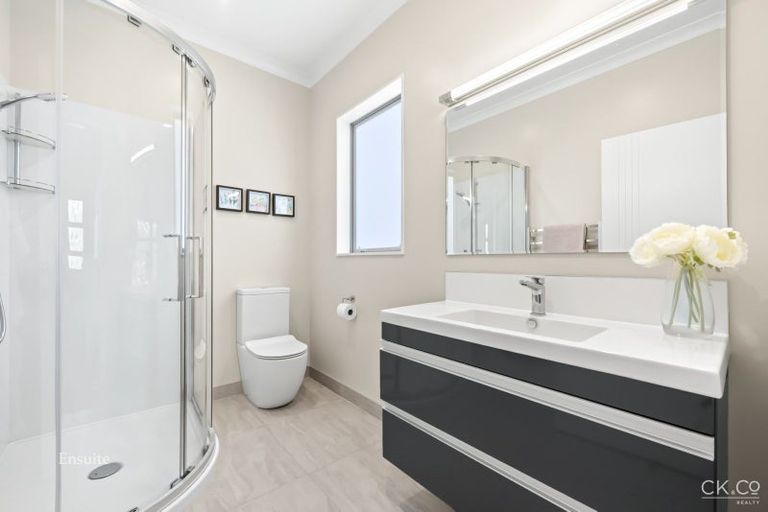 Photo of property in 8d Glen Iris Grove, Woburn, Lower Hutt, 5010