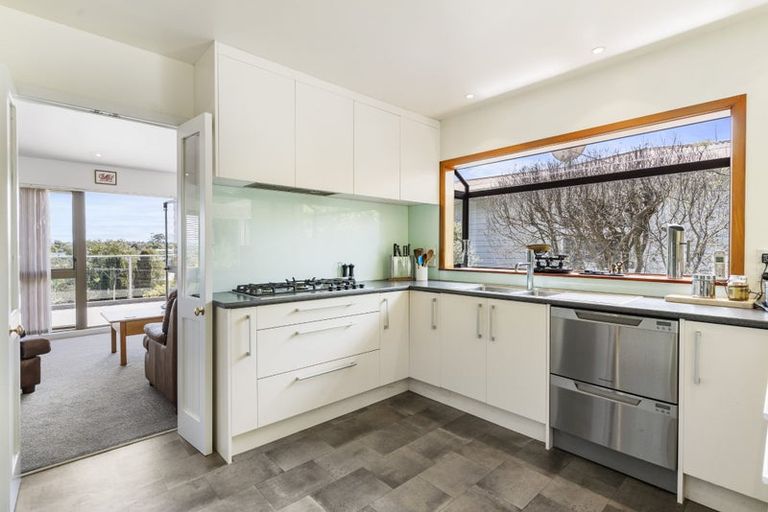 Photo of property in 8 Webb Place, Forrest Hill, Auckland, 0620