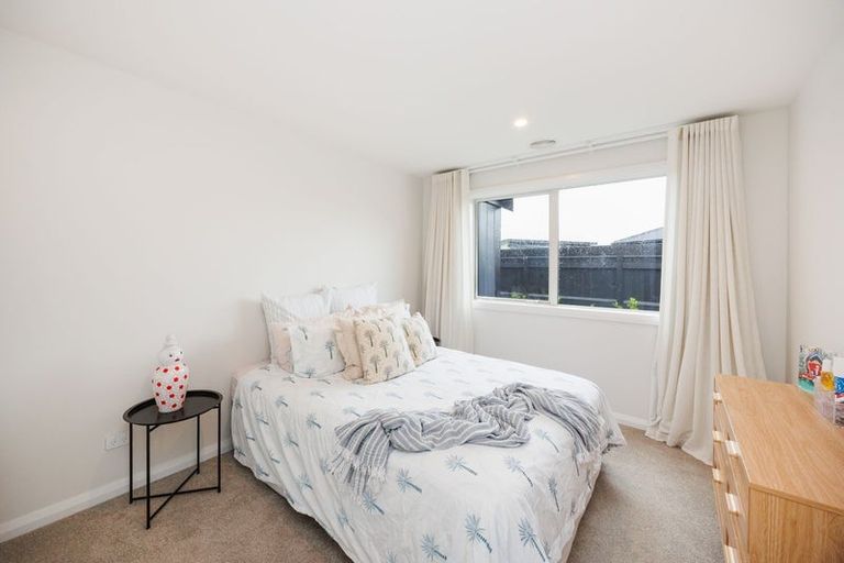 Photo of property in 6 Solitude Crescent, Kelvin Grove, 4414