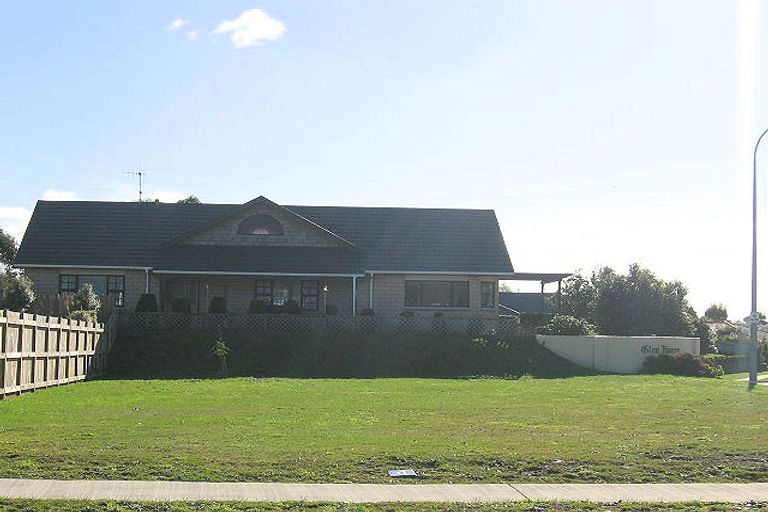 Photo of property in 53 Gandalf Crescent, Paraparaumu, 5032