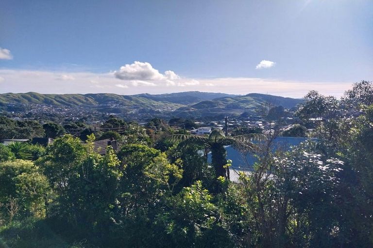 Photo of property in 10 Paparangi Crescent, Paparangi, Wellington, 6037