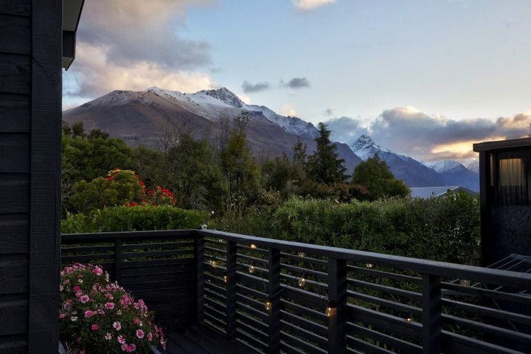 Photo of property in 11 Cedar Drive, Kelvin Heights, Queenstown, 9300
