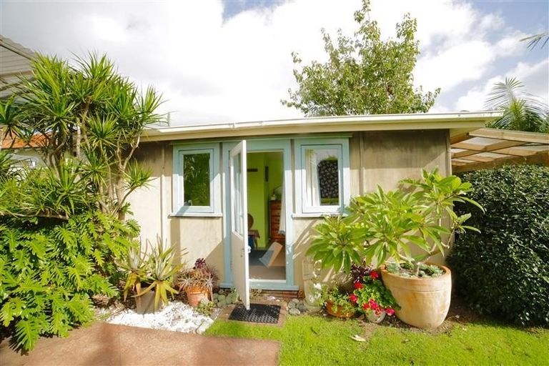 Photo of property in 42 Tui Street, Point Chevalier, Auckland, 1022