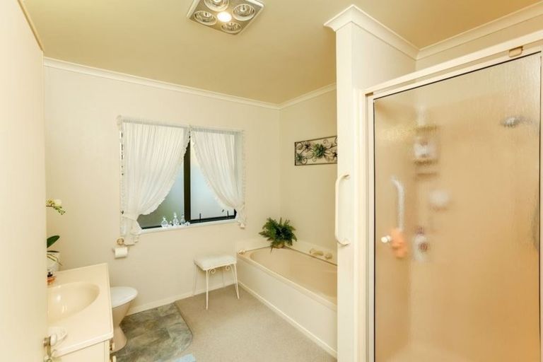 Photo of property in 12 Kawaroa Close, New Plymouth, 4310