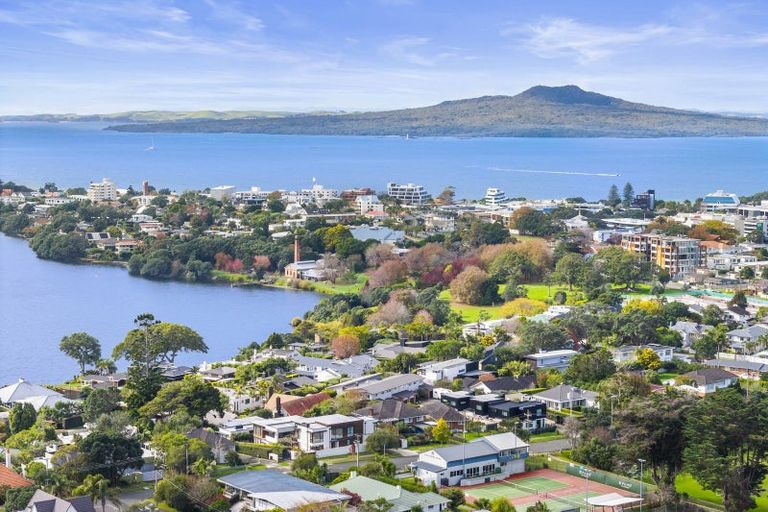 Photo of property in 37 Lake Pupuke Drive, Takapuna, Auckland, 0622