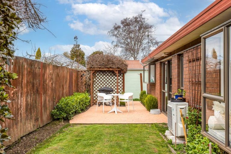 Photo of property in 2/50 Ambleside Drive, Burnside, Christchurch, 8053