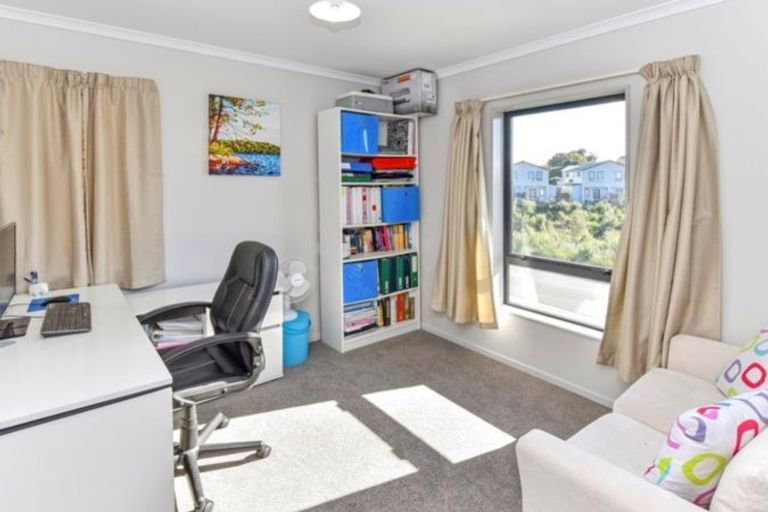Photo of property in 43 Becker Drive, Weymouth, Auckland, 2103