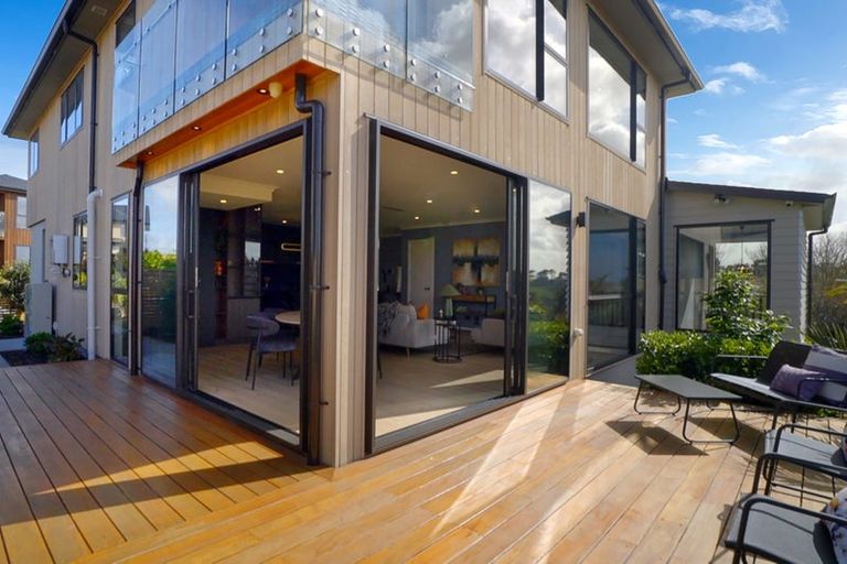 Photo of property in 2 Taku Close, Long Bay, Auckland, 0630