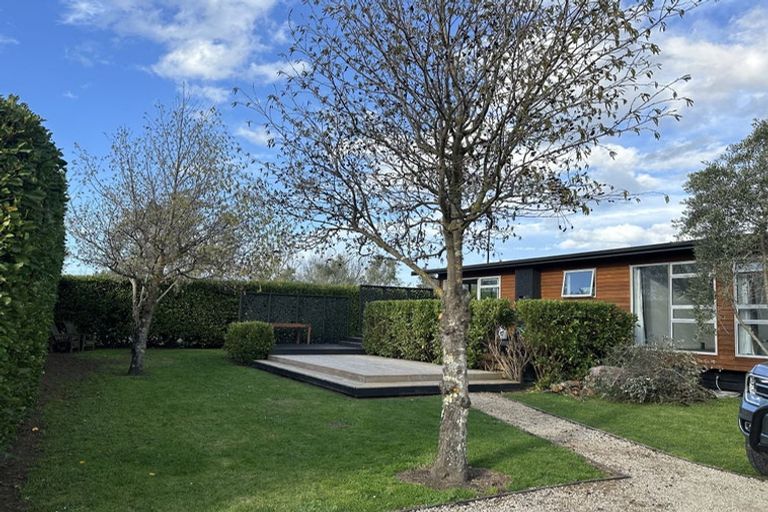 Photo of property in 16 Burgundy Drive, Martinborough, 5711
