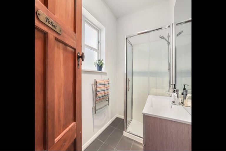 Photo of property in 2/18 Reid Road, New Lynn, Auckland, 0600