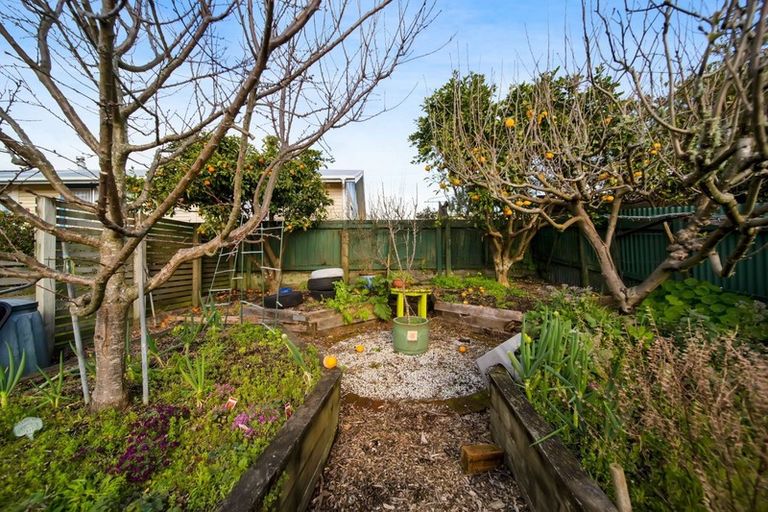 Photo of property in 124 Pioneer Road, Moturoa, New Plymouth, 4310