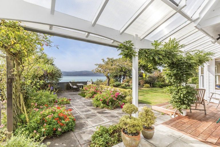 Photo of property in 51 Awa Road, Karaka Bays, Wellington, 6022