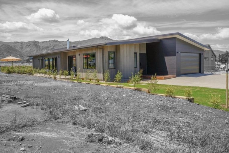 Photo of property in 16 Sarges Way, Lake Hawea, Wanaka, 9382