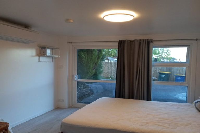 Photo of property in 14 Lydford Place, Glendene, Auckland, 0602