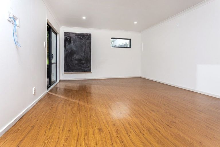 Photo of property in 22 St Catherine Crescent, West Harbour, Auckland, 0618
