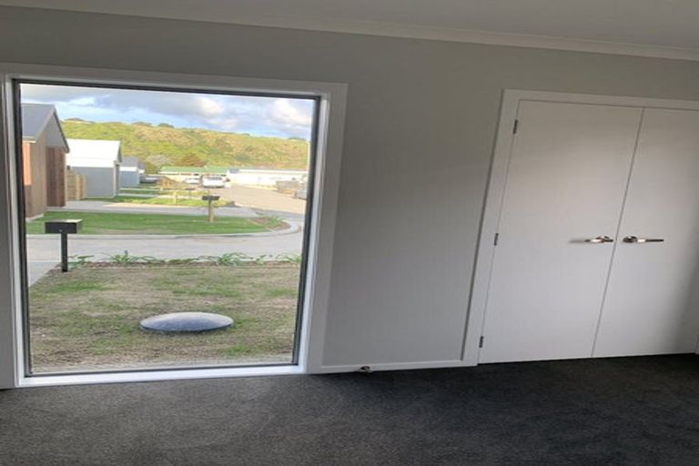 Photo of property in 28 Koru Loop, Paraparaumu, 5032