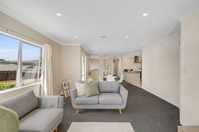 Photo of property in 2 Catlins Glen, Aotea, Porirua, 5024