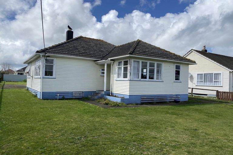 Photo of property in 18 Railway Street, Eltham, 4322