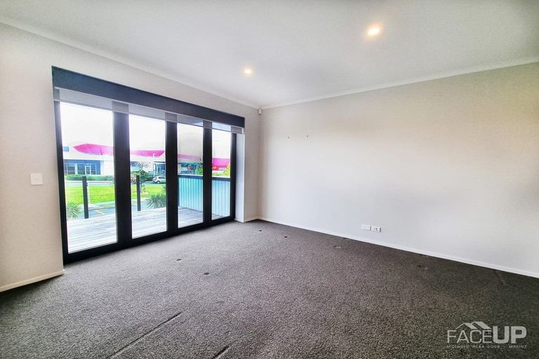 Photo of property in 4/17 Uku Lane, Hobsonville, Auckland, 0616