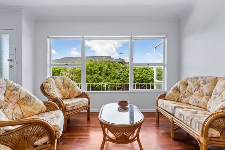 Photo of property in 2/174 East Coast Road, Forrest Hill, Auckland, 0620