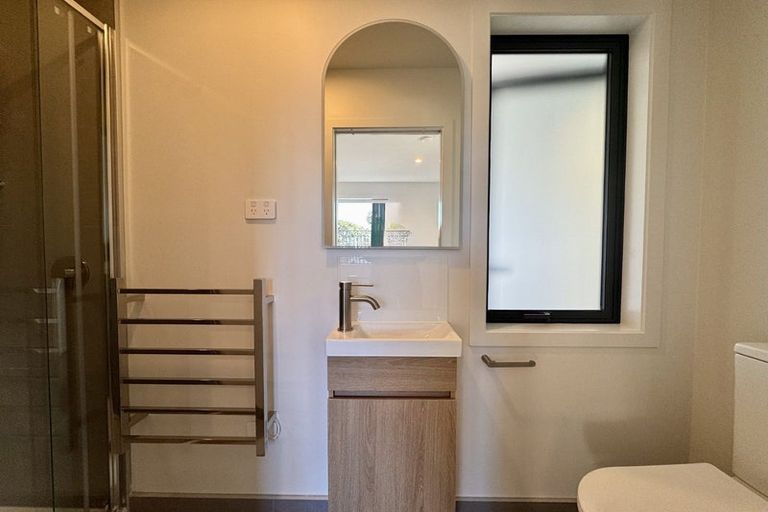 Photo of property in 5/506 Glenfield Road, Bayview, Auckland, 0629