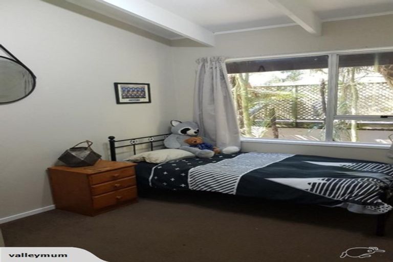 Photo of property in 16 Napuka Road, Henderson Valley, Auckland, 0612