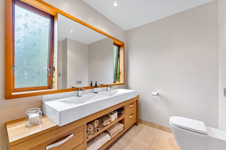 Photo of property in 37 Kiteroa Terrace, Rothesay Bay, Auckland, 0630