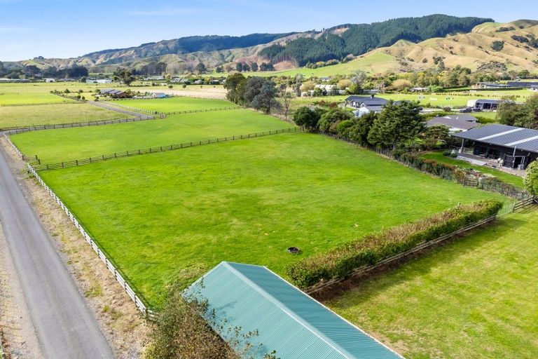 Photo of property in 435 Tararua Road, Levin, 5571