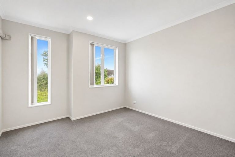 Photo of property in 19 Stitchbird Crescent, Papakura, 2110