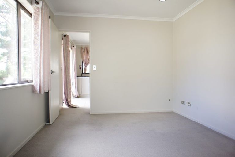 Photo of property in 86 Rising Parade, Fairview Heights, Auckland, 0632