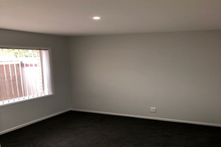 Photo of property in 1/4220 Great North Road, Glendene, Auckland, 0602