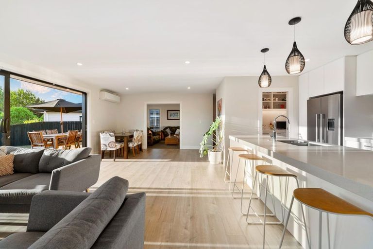 Photo of property in 13 Vogwill Road, Kumeu, 0810